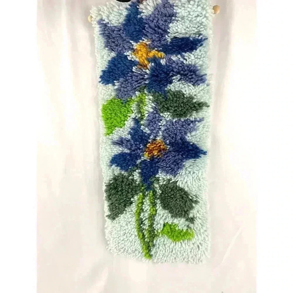 VTG Hooked Rug Hanging Artwork Blue Flowers 21"x9" Collectible Handmade - Picture 6 of 8